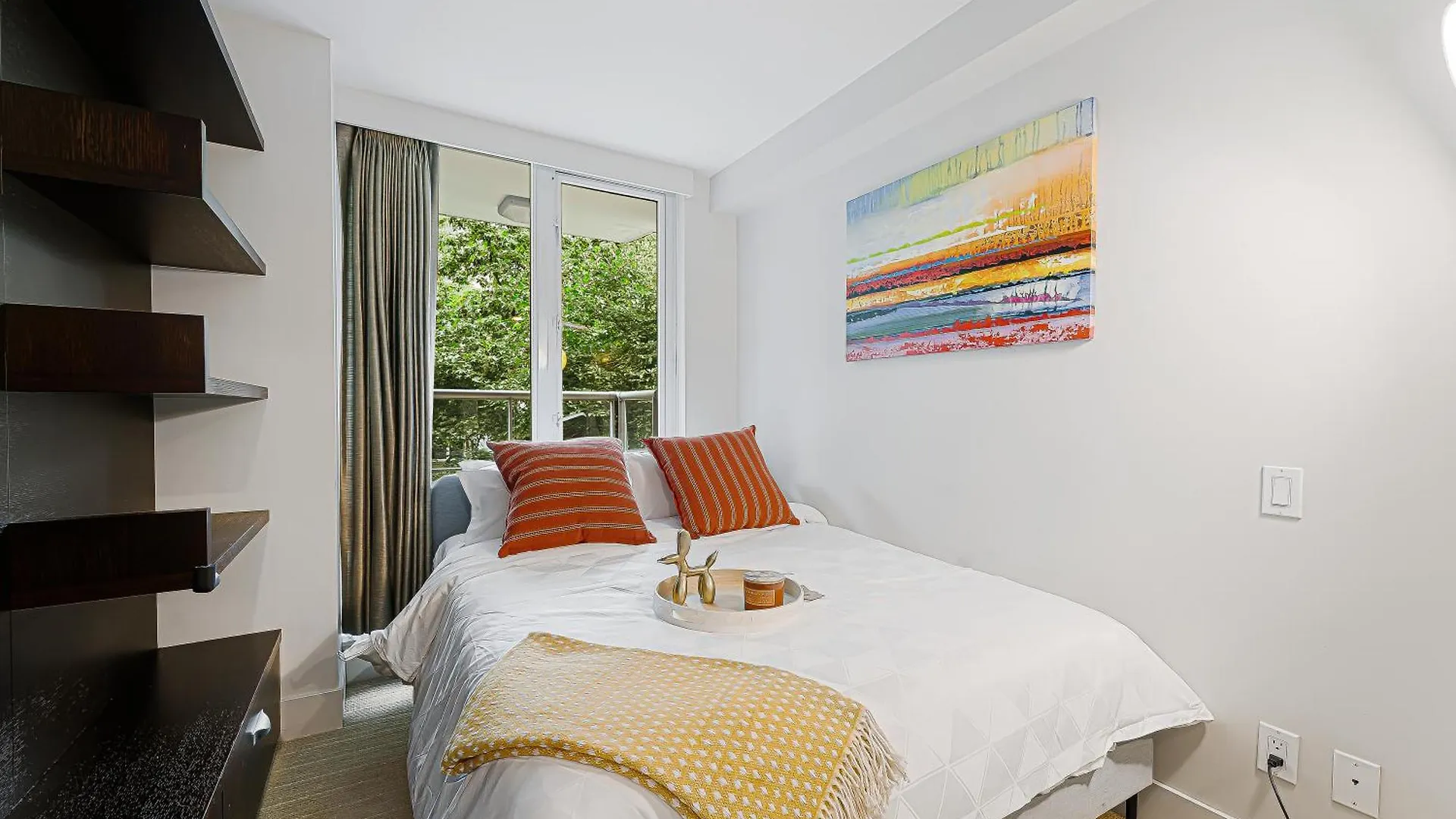 Modern Two-Bedroom Waterfront Apartment With Panoramic Coal Harbour Views And Luxurious Amenities Vancouver 0*,  Kanada