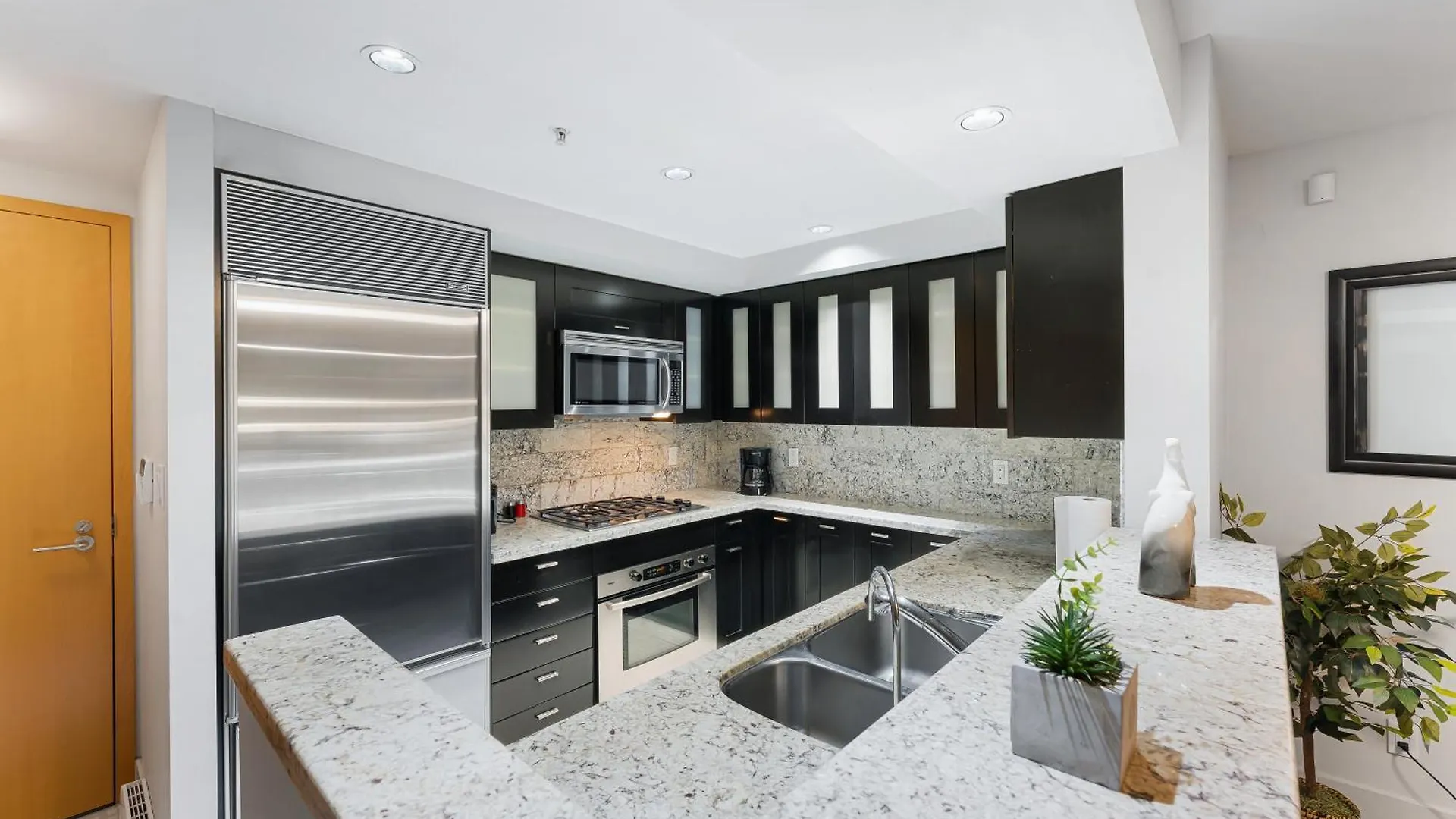 Modern Two-Bedroom Waterfront Apartment With Panoramic Coal Harbour Views And Luxurious Amenities Vancouver