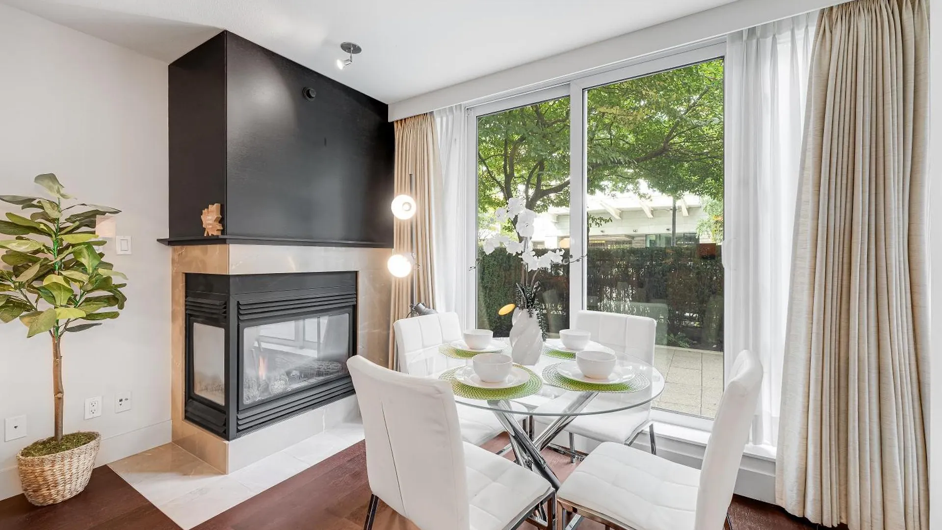 Modern Two-Bedroom Waterfront Apartment With Panoramic Coal Harbour Views And Luxurious Amenities Vancouver 0*,