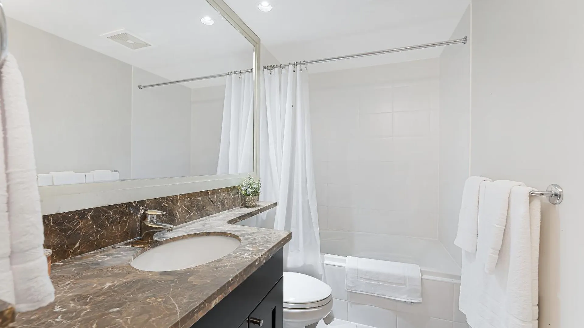 Modern Two-Bedroom Waterfront Apartment With Panoramic Coal Harbour Views And Luxurious Amenities Vancouver 0*,  Canada