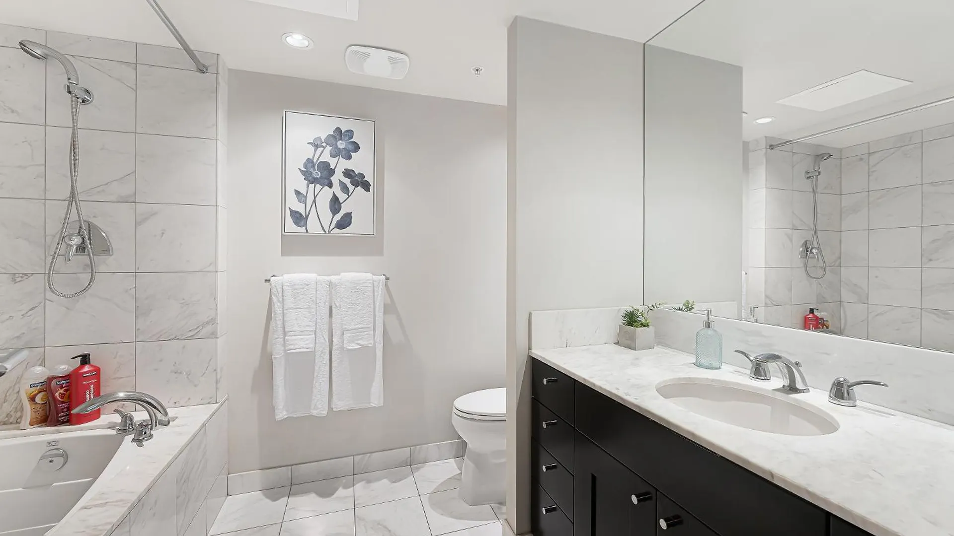 Modern Two-Bedroom Waterfront Apartment With Panoramic Coal Harbour Views And Luxurious Amenities Vancouver Canada
