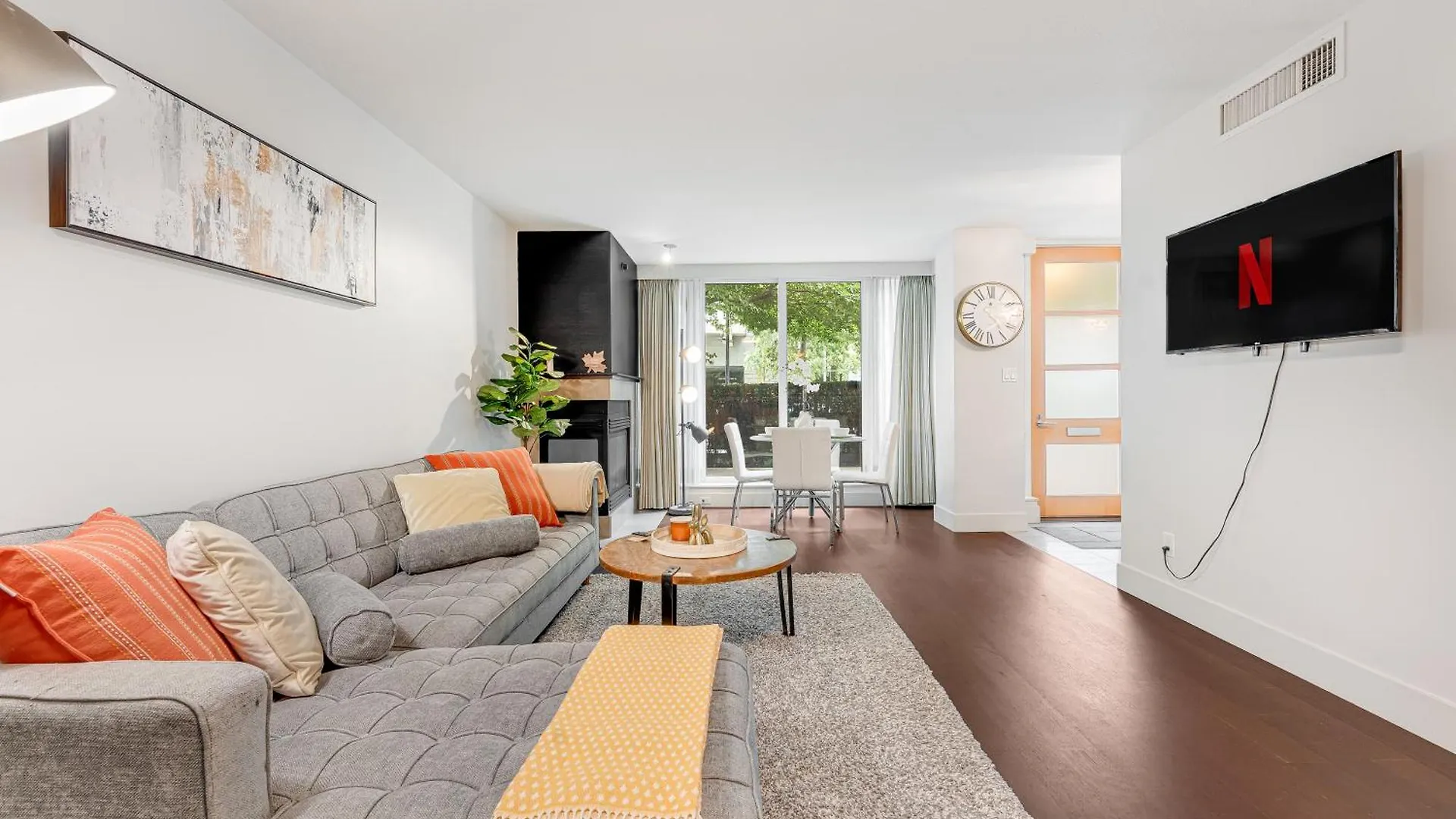 Modern Two-Bedroom Waterfront Apartment With Panoramic Coal Harbour Views And Luxurious Amenities Vancouver