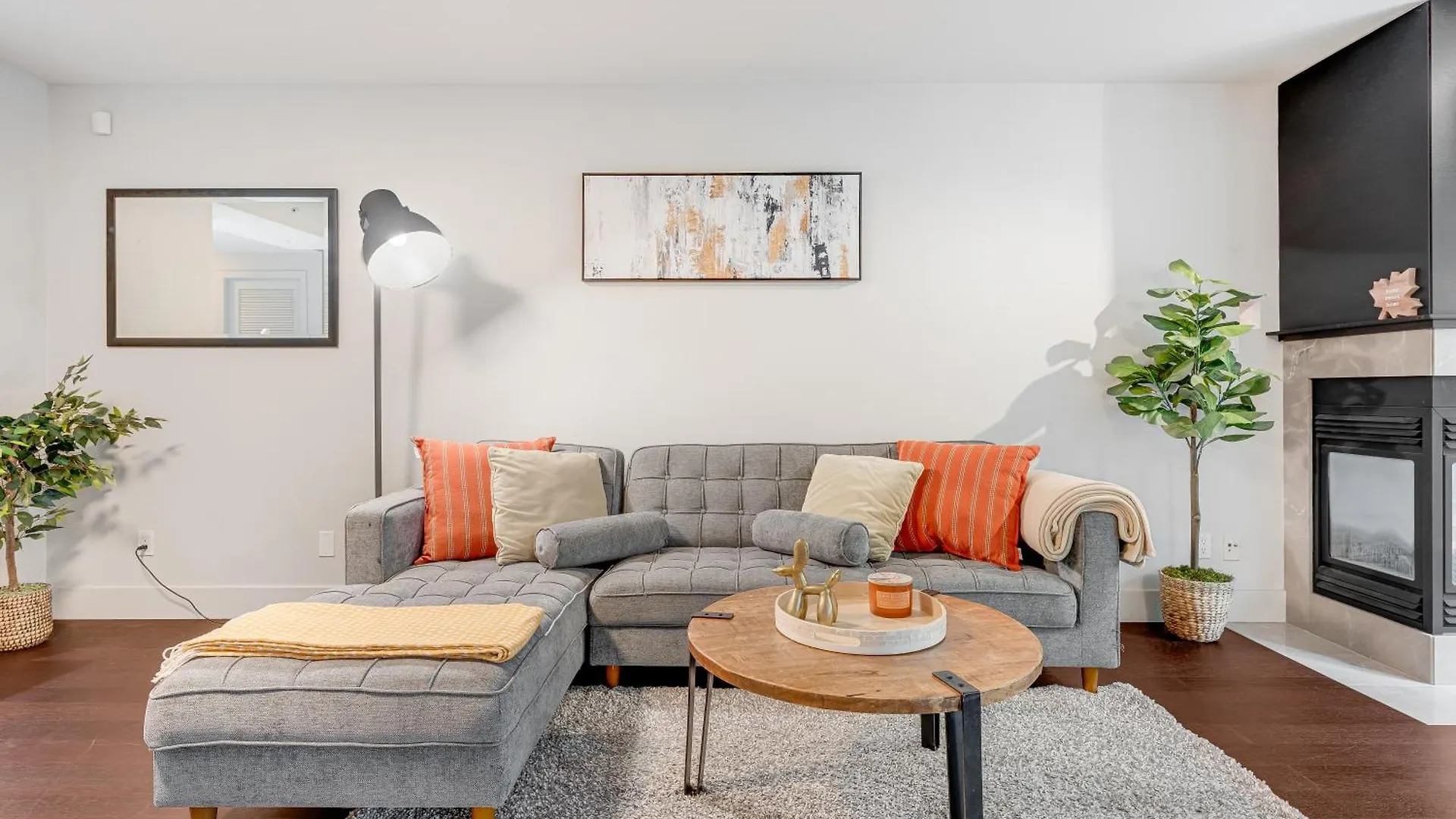 Modern Two-Bedroom Waterfront Apartment With Panoramic Coal Harbour Views And Luxurious Amenities Vancouver Canada