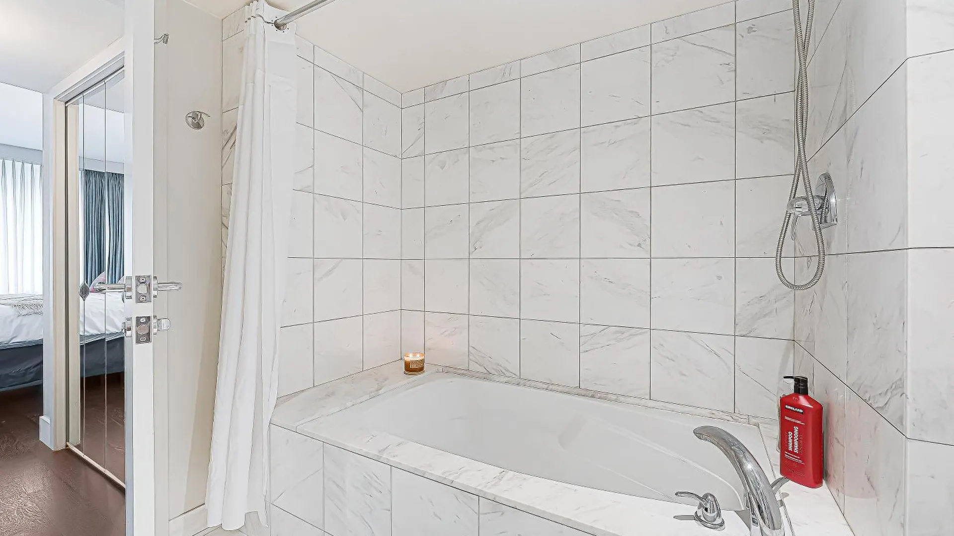 Modern Two-Bedroom Waterfront Apartment With Panoramic Coal Harbour Views And Luxurious Amenities Vancouver